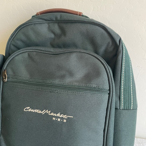 Central Market H.E.B | Travel Picnic Backpack with Utensil and Cup holder - Picture 7 of 9